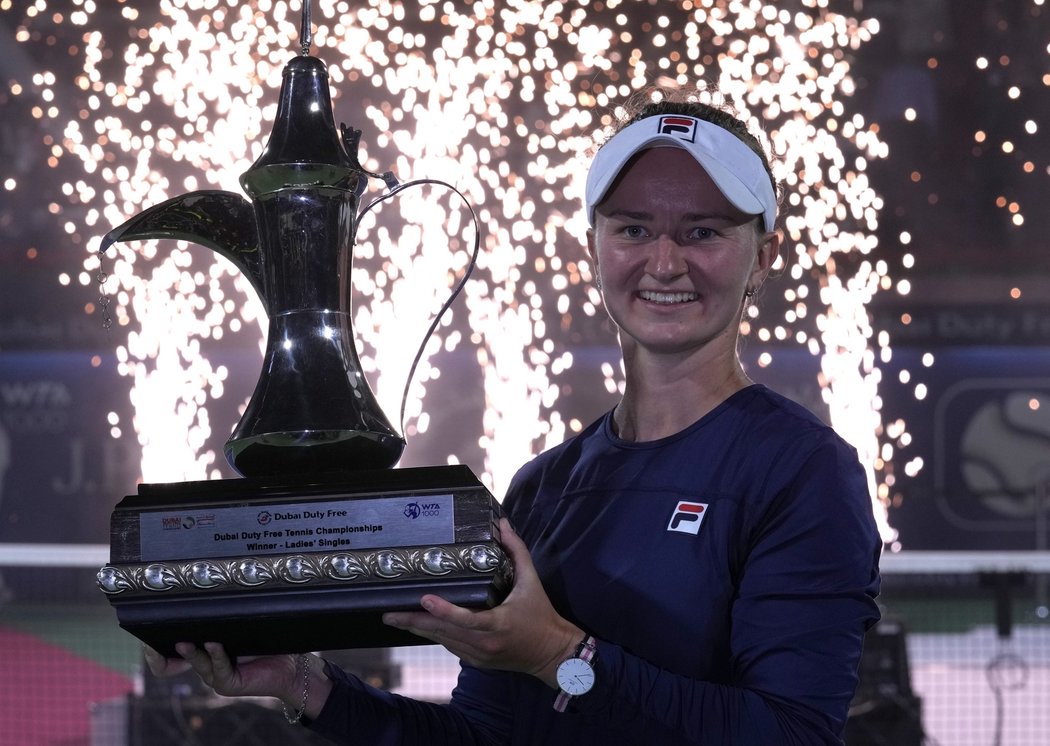 Barbora Krejčíková s trofejí pro vítězku turnaje v Dubaji