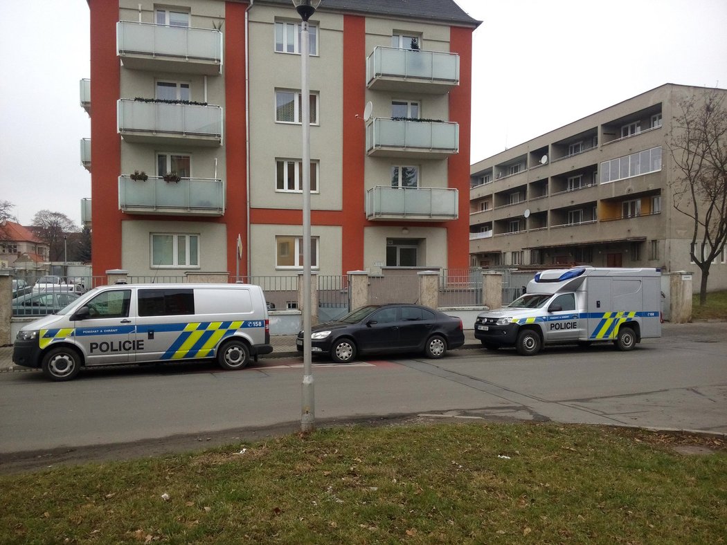 Před prostějovským domem Kvitové stojí policejní vozy.