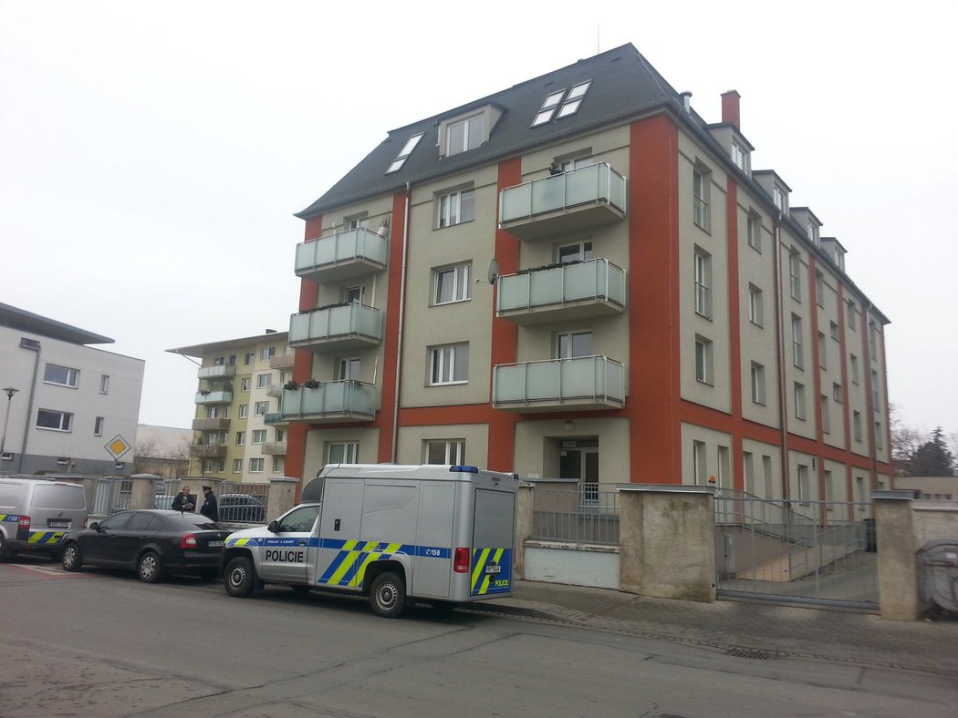 Před prostějovským domem Kvitové stojí policejní vozy.