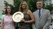 Petra Kvitová s rodiči ve Fulneku při přivítání po wimbledonském triumfu v roce 2011