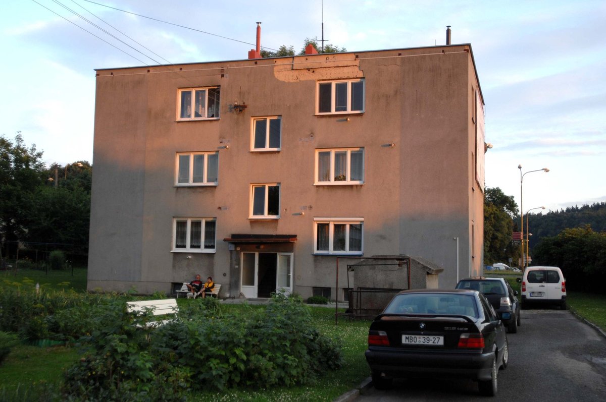 V této bytovce na kraji Fulneku bydlí Petřini rodiče a ona tam ve svém pokojíčku před šestou ráno vstávala.