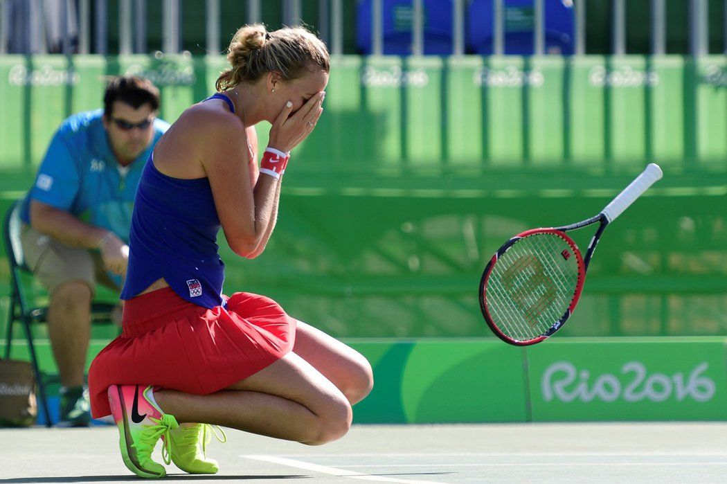 Petra Kvitová se raduje ze zisku bronzové medaile