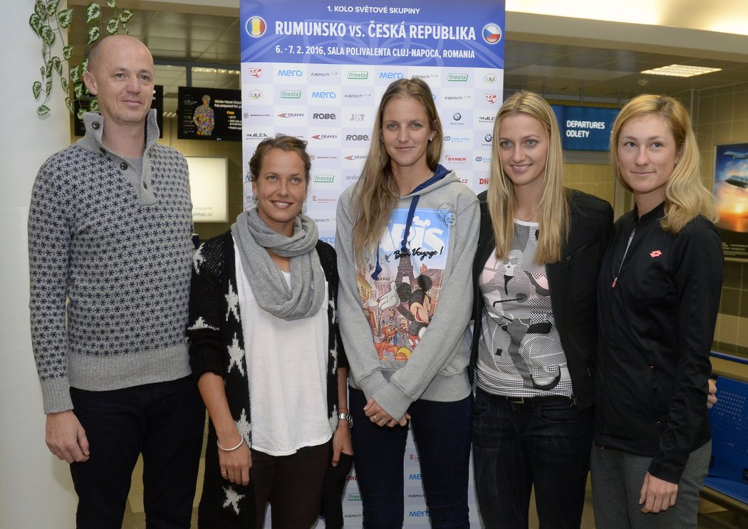 České tenistky (zleva) Barbora Strýcová, Karolína Plíšková, Petra Kvitová a Denisa Allertová v doprovodu kapitána Petra Pály