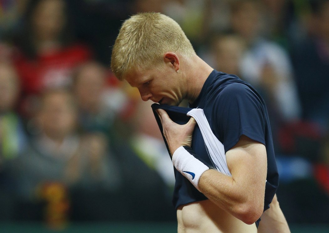 Britský tenista Kyle Edmund vstoupil do zápasu skvěle, pak ho však belgický soupeř smetl