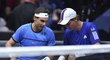 Rafael Nadal a Tomáš Berdych se spolu radí při čtyřhře