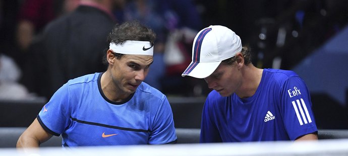 Rafael Nadal a Tomáš Berdych se spolu radí při čtyřhře