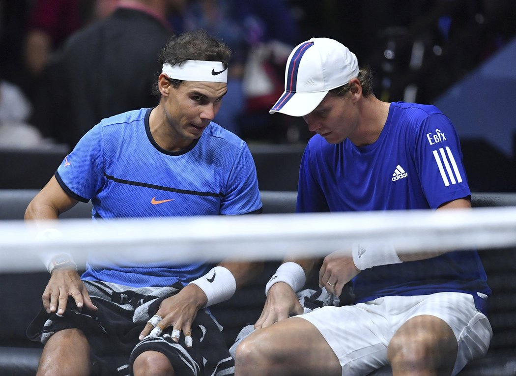 Rafael Nadal a Tomáš Berdych se spolu radí při čtyřhře