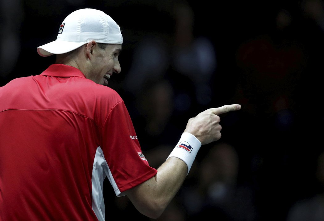 Američan John Isner při svém prvním utkání v Laver Cupu