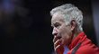 Zamyšlený kapitán týmu světa John McEnroe Zamyšlený kapitán týmu světa John McEnroe