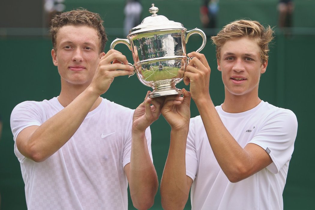 Jiří Lehečka a Jonáš Forejtek vyhráli juniorskou čtyřhru ve Wimbledonu