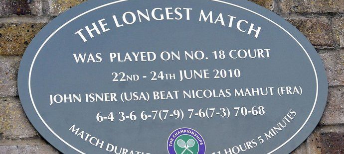 Nejdelší zápas v tenisové historii připomíná ve Wimbledonu pamětní deska