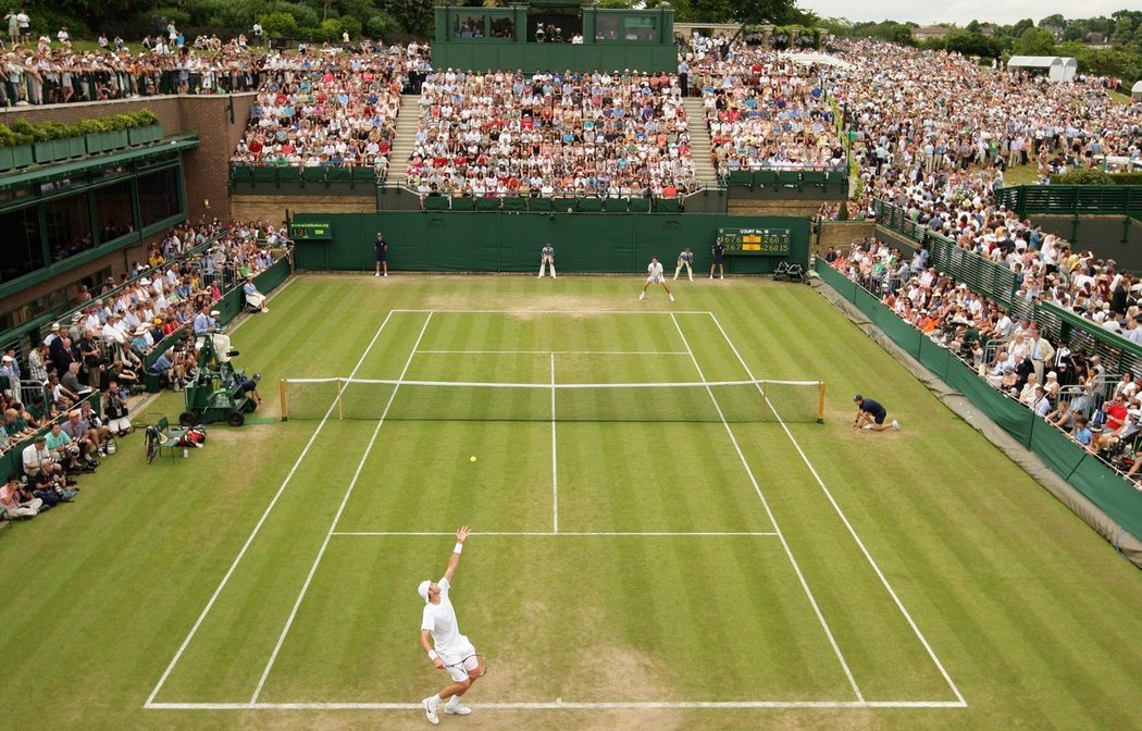 Čím delší zápas mezi Johnem Isnerem a Nicolasem Mahutem byl, tím poutal na jednom z menších wimbledonských kurtů větší a větší pozornost diváků