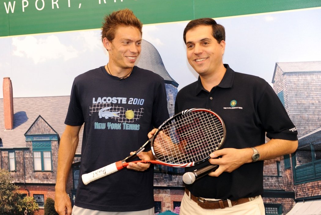 Nicolas Mahut věnoval raketu z rekordního zápasu tenisovému muzeu ve Wimbledonu