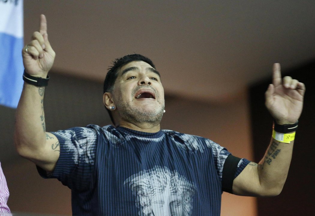 Diego Maradona nemohl na zápase chybět