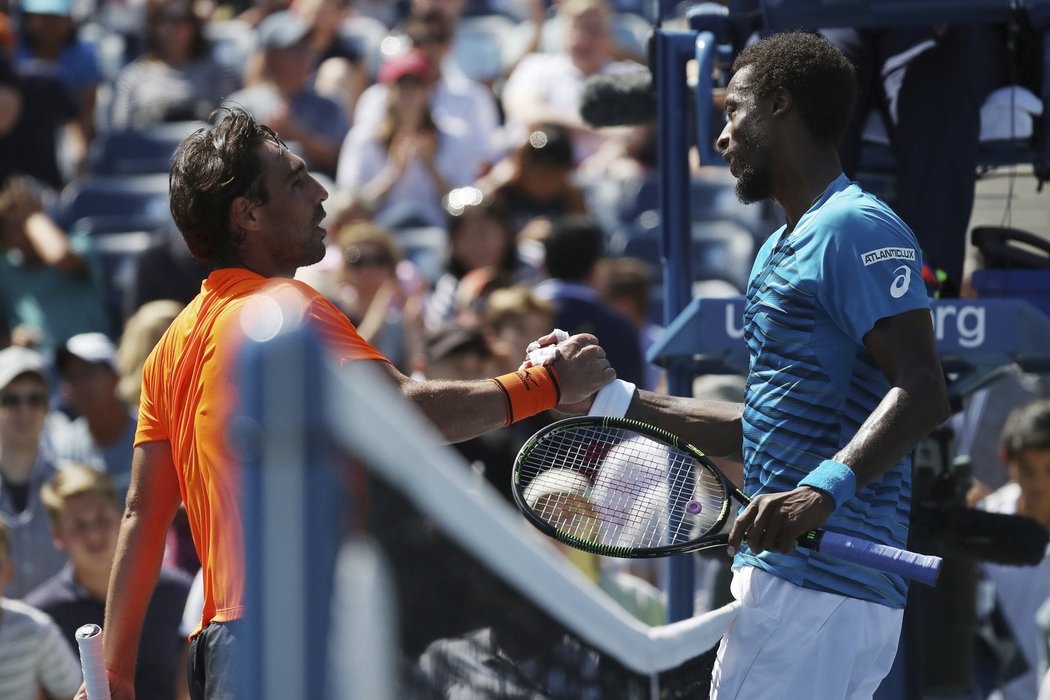 Marcos Baghdatis gratujule k postupu Gäelu Monfilsovi