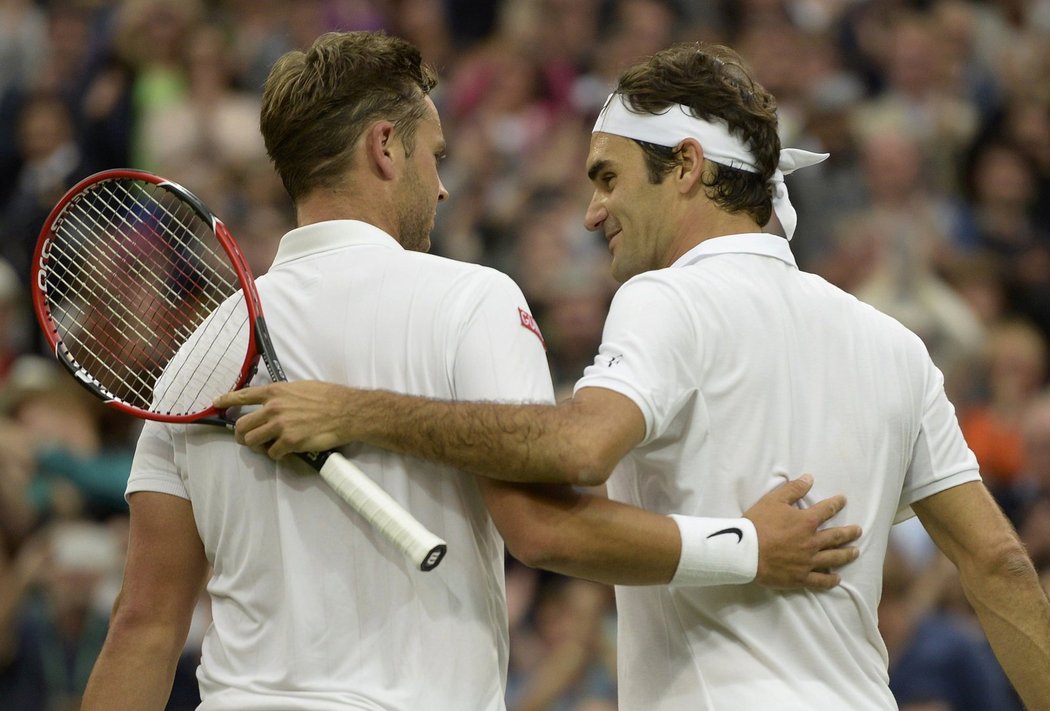 Federer přijímá gratulace od Marcuse Willise