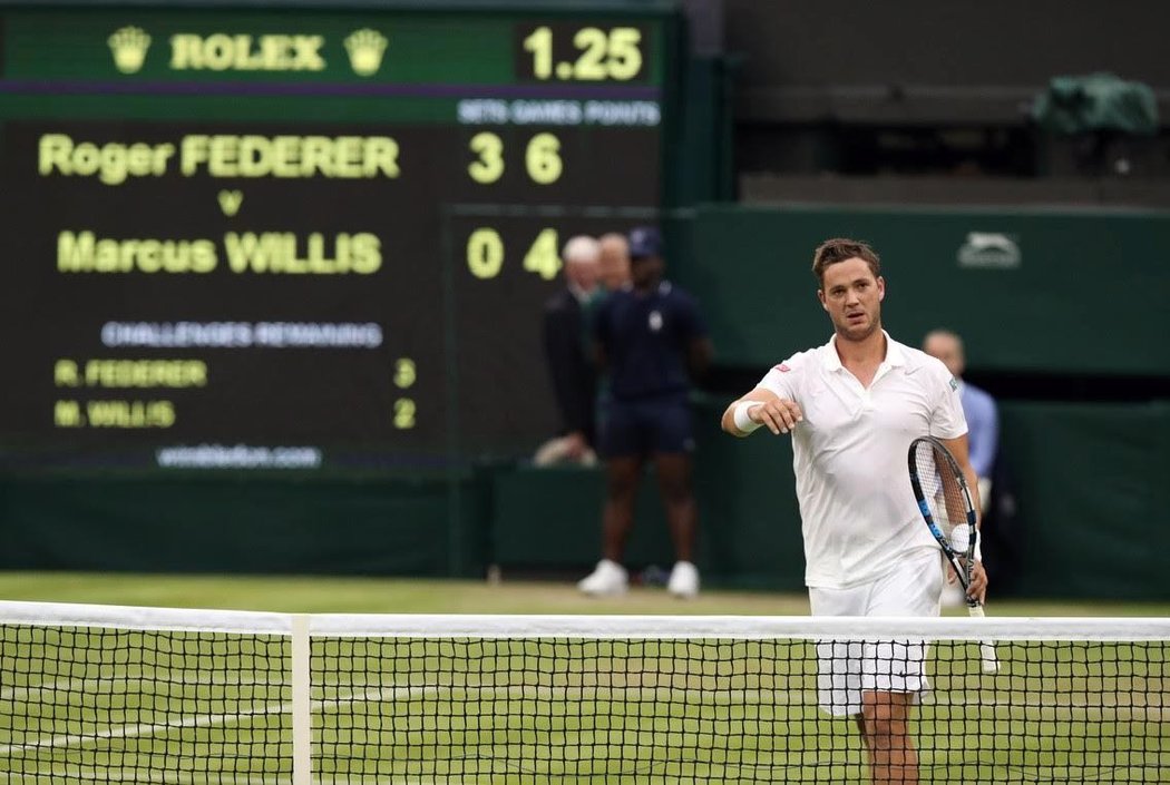 Marcus Willis při zápase s Rogerem Federerem ve Wimbledonu