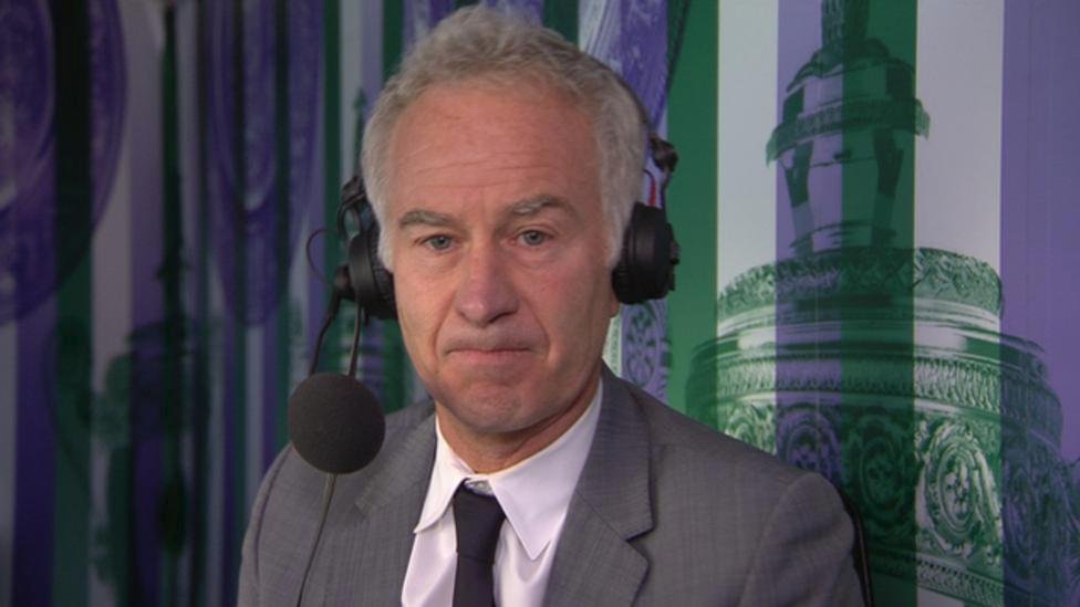 McEnroe v roli tenisového komentátora.