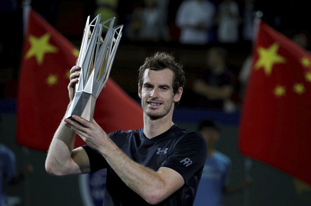 Andy Murray s trofejí za vítězství na turnaji v Šanghaji