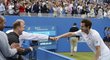 Andy Murray přijímá gratulace od kouče Delgada