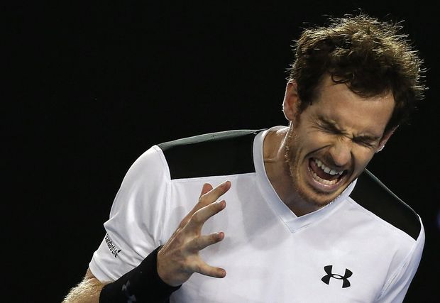Andy Murray se rozčiluje po jednom z nepovedených úderů Andy Murray se rozčiluje po jednom z nepovedených úderů