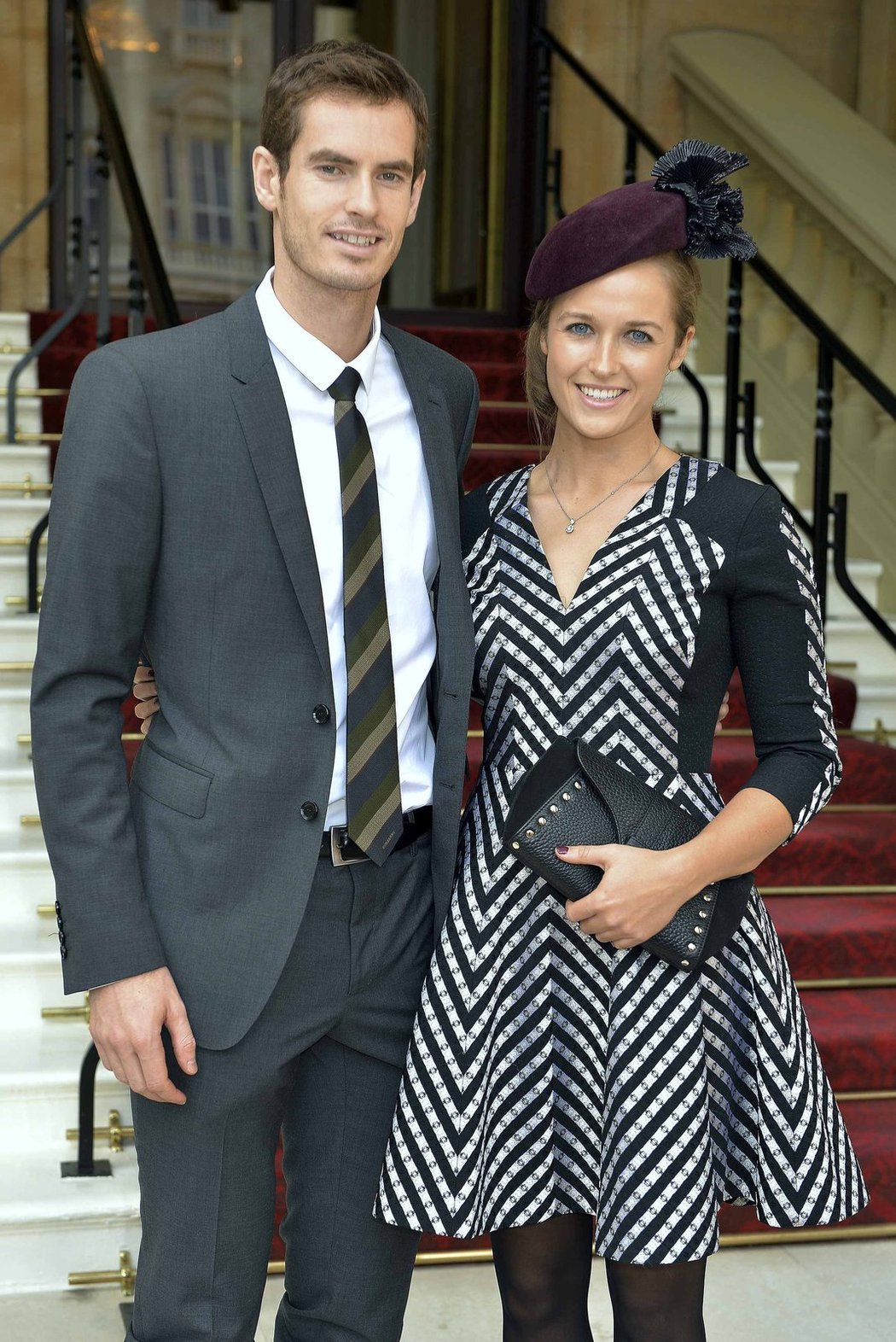 Tenista Andy Murray vyrazil do Buckinghamského paláce i se svojí přítelkyní Kim Searsovou