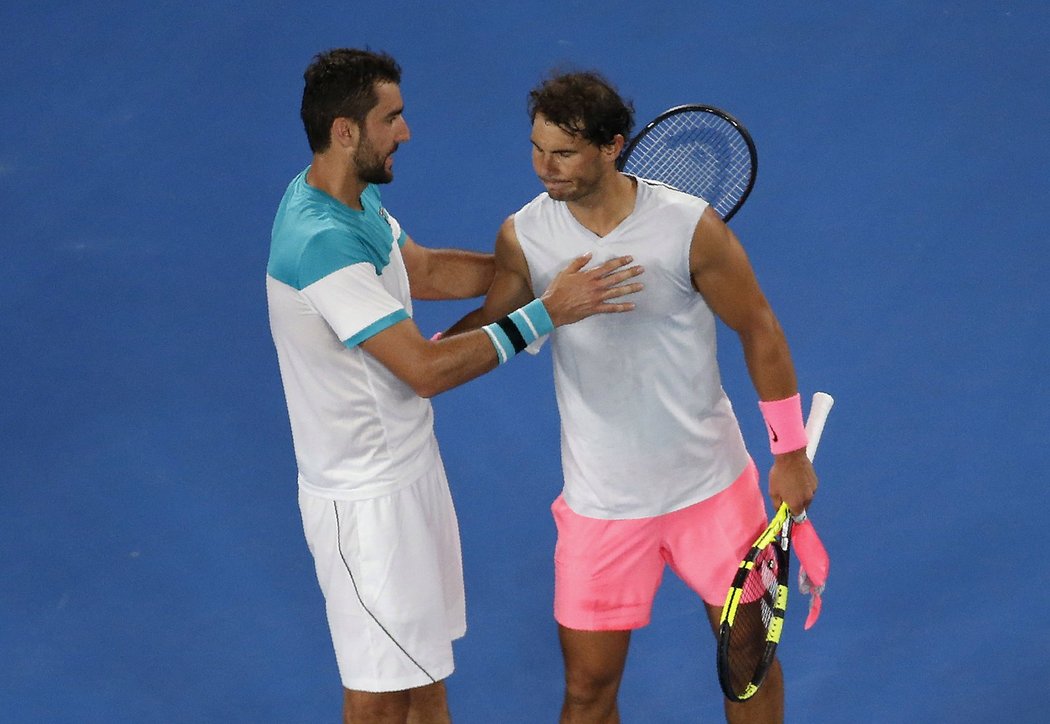 Rafael Nadal gratuluje Marinu Čiličovi k postupu