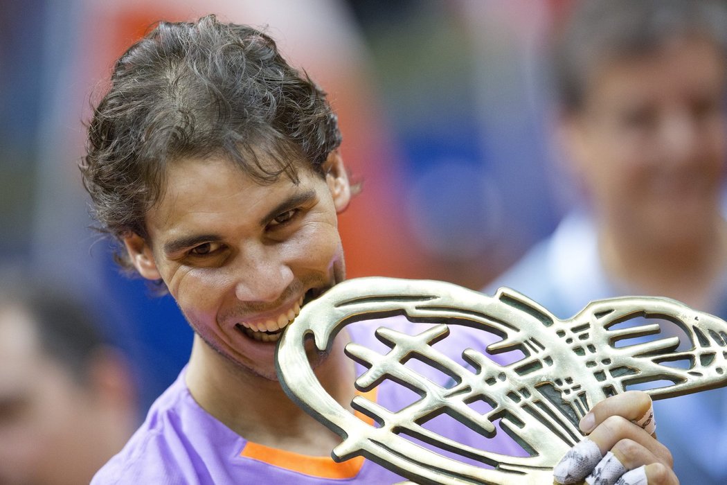 Nadal při své typické oslavě s trofejí