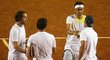 Rafael Nadal v Chile nevyhrál ani finále čtyřhry. Na snímku stojí vpravo zády.