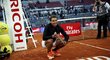 Rafael Nadal s trofejí za vítězství na turnaji v Madridu