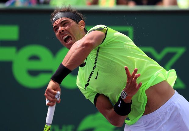 Rafael Nadal na podání Rafael Nadal na podání
