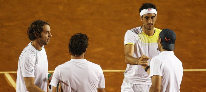 Rafael Nadal v Chile nevyhrál ani finále čtyřhry. Na snímku stojí vpravo zády.