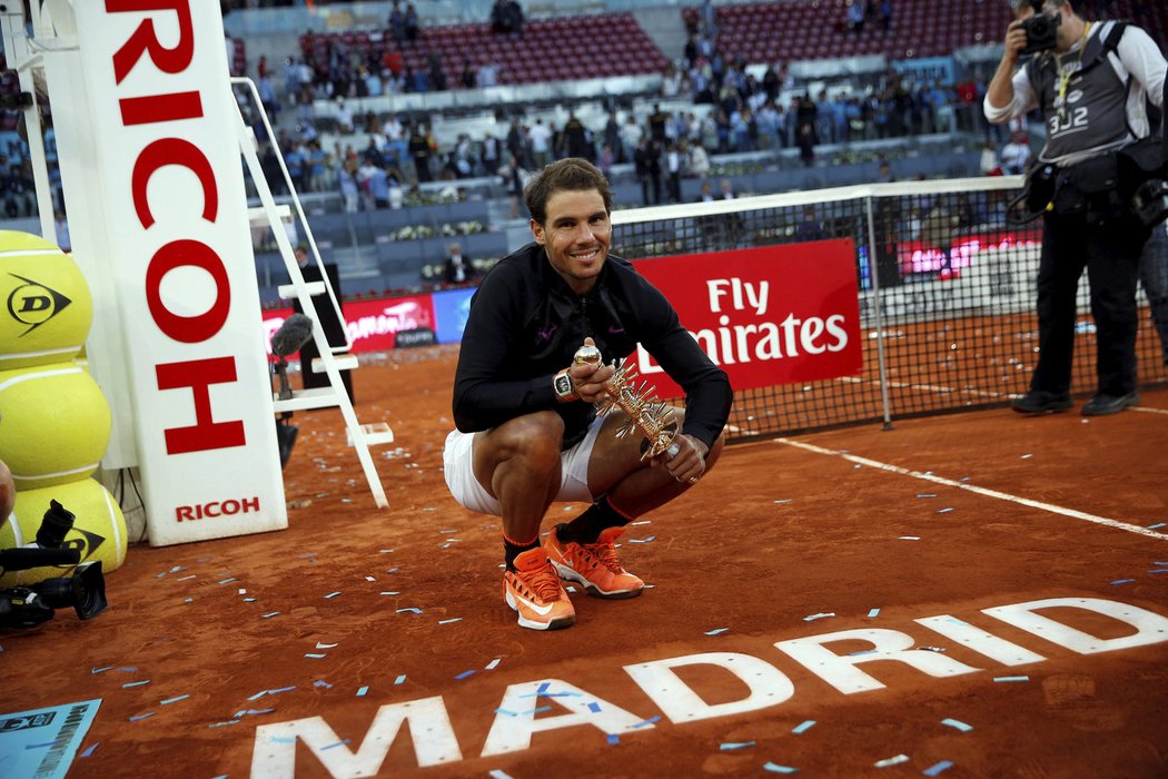 Rafael Nadal s trofejí za vítězství na turnaji v Madridu