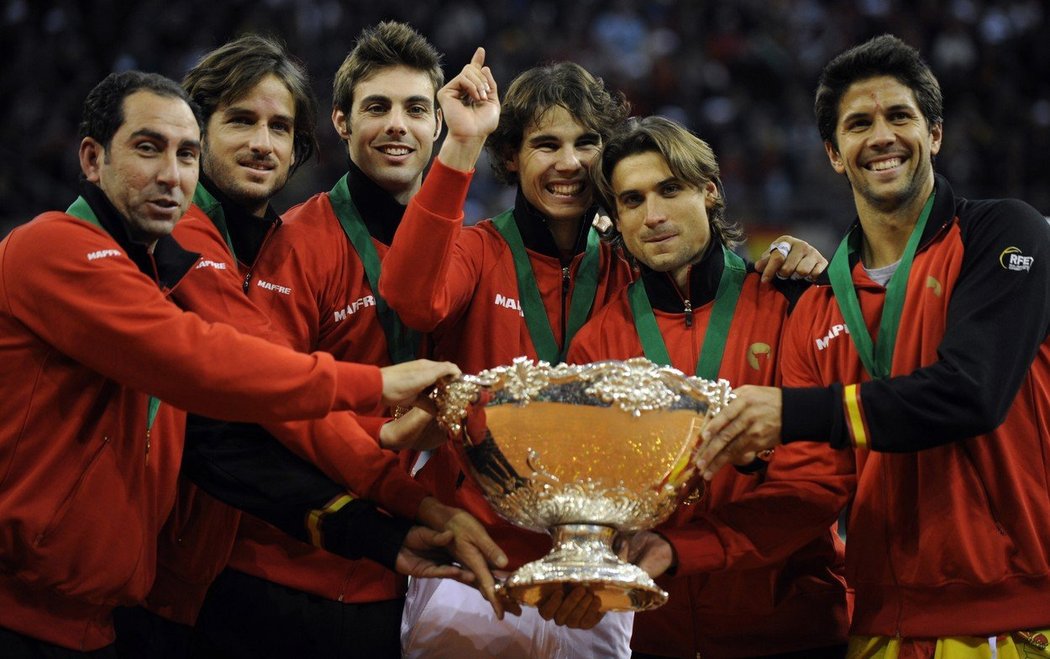 Rafael Nadal spolu se svým týmem po daviscupovém triumfu v roce 2009