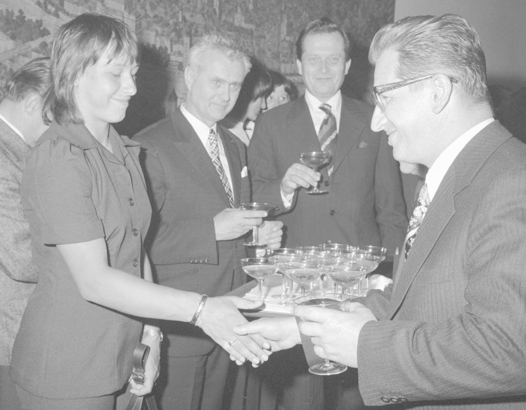 Navrátilová se vrátila do Česka v roce 1986. Fanoušci ji přivítali ovacemi, tehdejší komunistický premiér Štrougal prý v šoku uprchl z vládní lože do útrob stadionu.