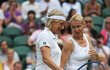 Martina Navrátilová s Janou Novotnou společně na wimbledonském kurtu