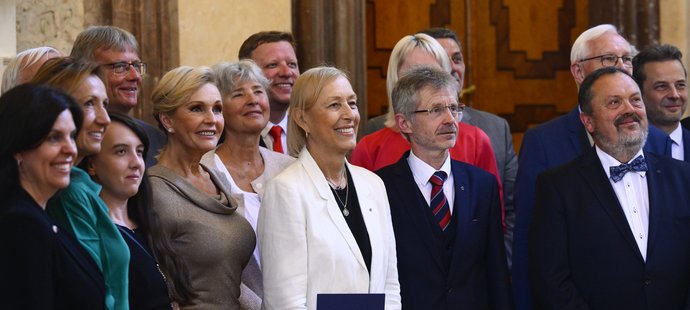 Slavnostnímu ceremoniálu předání medaile Martině Navrátilové přihlížela také zpěvačka Helena Vondráčková