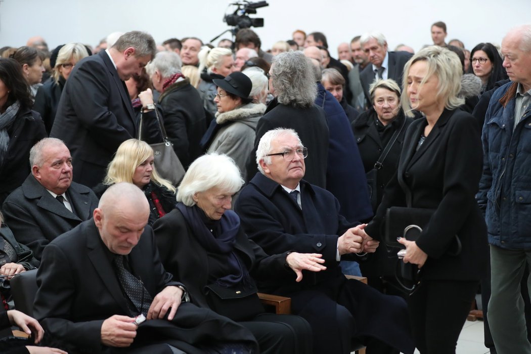 Zdrcená přítelkyně Jany Novotné na pohřbu v brněnském krematoriu. Ruku jí tisknou rodiče zesnulé tenistky.