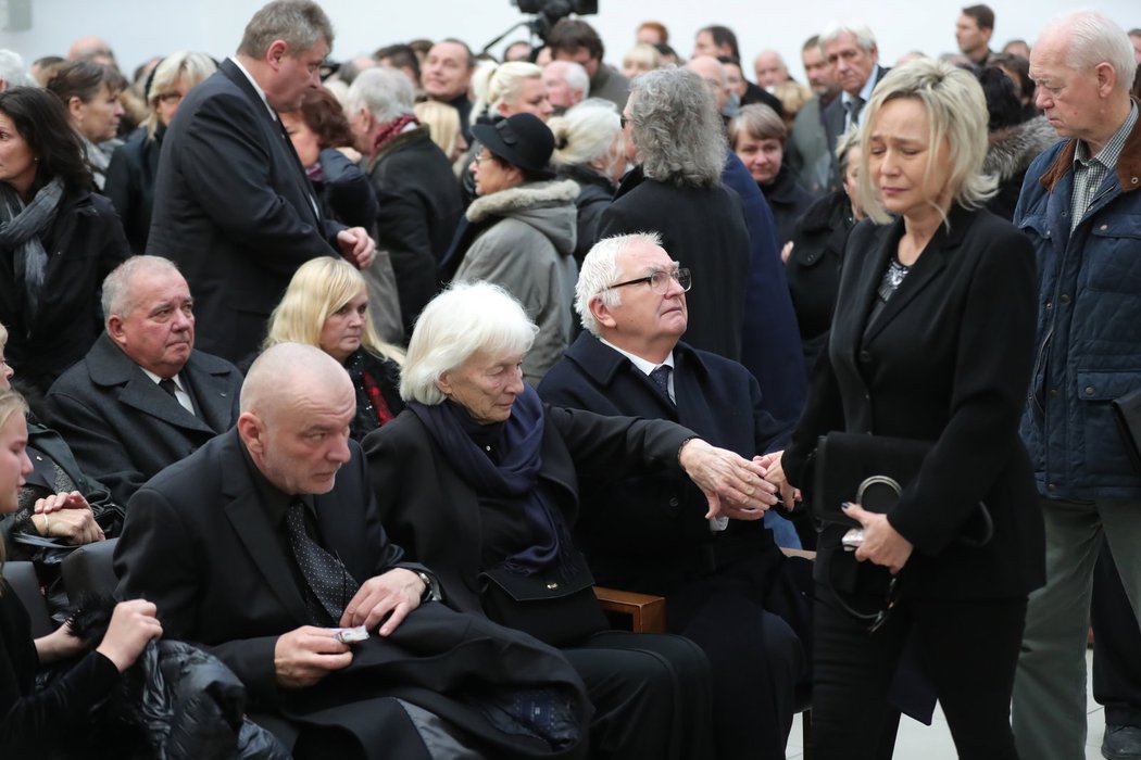 Zdrcená přítelkyně Jany Novotné na pohřbu v brněnském krematoriu. Ruku jí tisknou rodiče zesnulé tenistky.