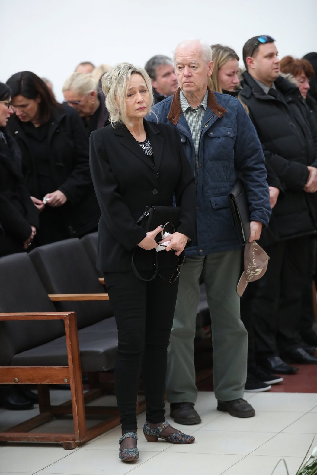 Zdrcená přítelkyně Jany Novotné na pohřbu v brněnském krematoriu.