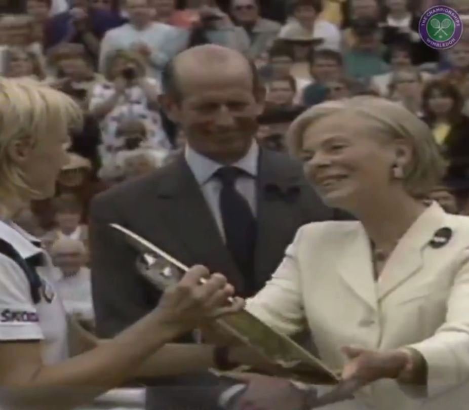 V roce 1998 předala vévodkyně z Kentu Novotné vítěznou wimbledonskou trofej.