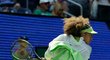 Naomi Ósakaová při rozehrávce v bundě s obří mašlí. Naomi Ósakaová při rozehrávce v bundě s obří mašlí.