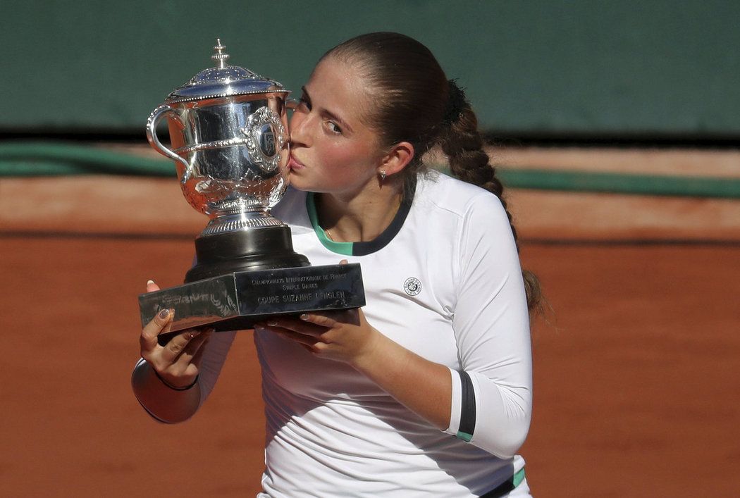 Jelena Ostapenková s trofejí za vítězství na French Open