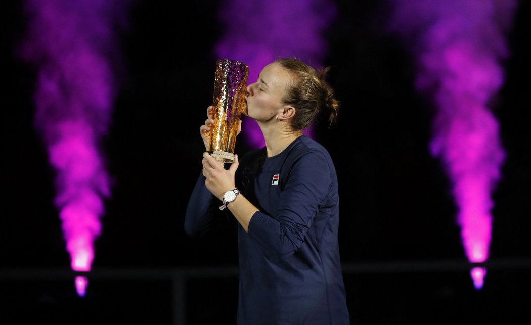 Barbora Krejčíková s trofejí pro vítězku turnaje v Ostravě