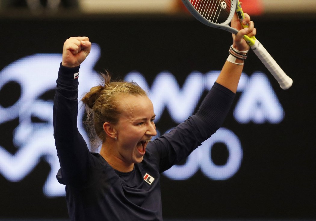 Barbora Krejčíková a její radost po konci vítězného finále