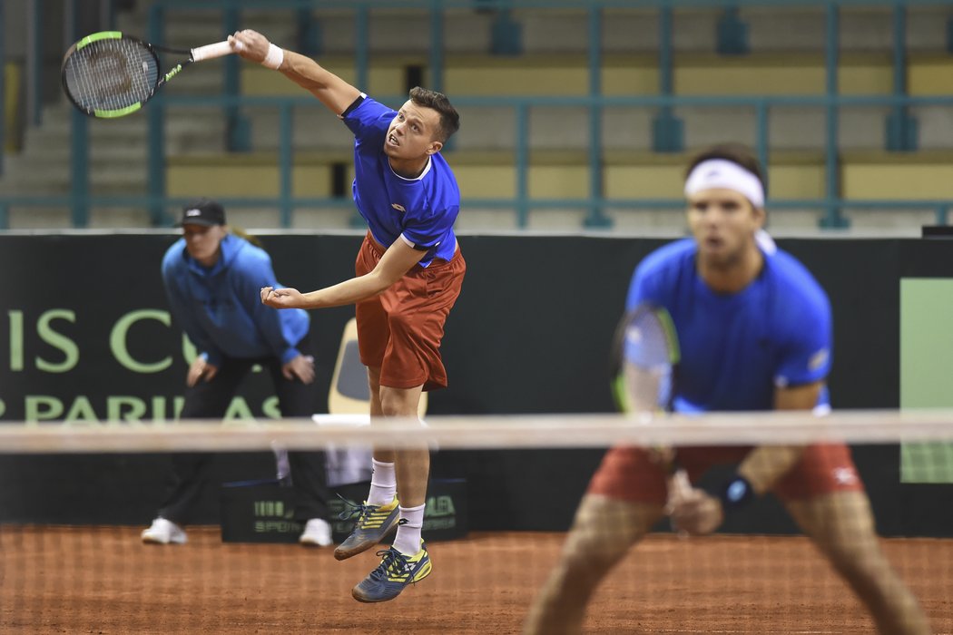 Adam Pavlásek a Jiří Veselý během daviscupové čtyřhry