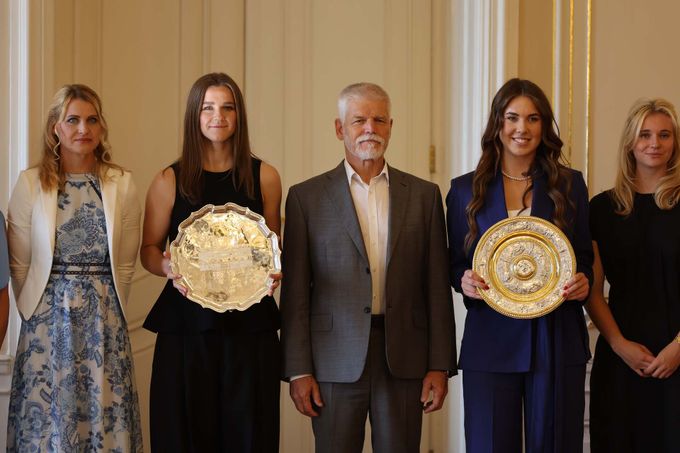 Prezident přivítal tenistky ve wimbledonské kšiltovce. Šlo o první setkání finalistek Prezident přivítal tenistky ve wimbledonské kšiltovce. Šlo o první setkání finalistek