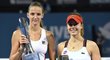 Alize Cornetová při slavnostním ceremoniálu vedle vítězné Karolíny Plíškové