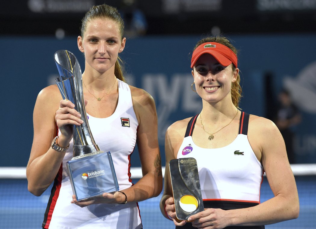 Alize Cornetová při slavnostním ceremoniálu vedle vítězné Karolíny Plíškové