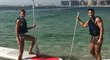 V Dubaji si zamilovaná dvojka vyzkoušela paddleboarding.